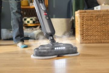 SpinWave SmartSteam steaming selaed hard flooring in living area
